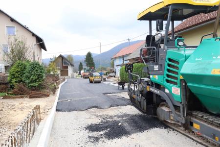 ASFALTIRANJE DOLENJE JEZERO 03 FOTO LJUBO VUKELIČ